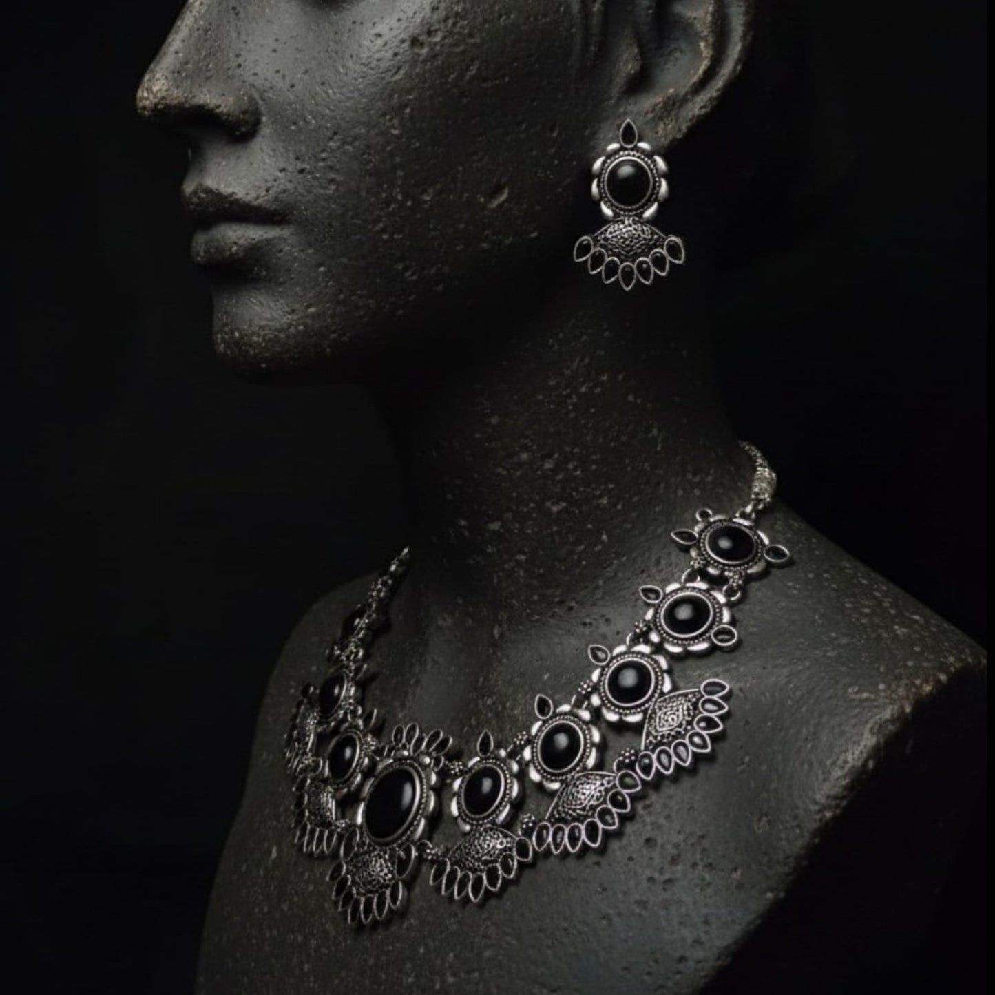 Saburi Noir Necklace 