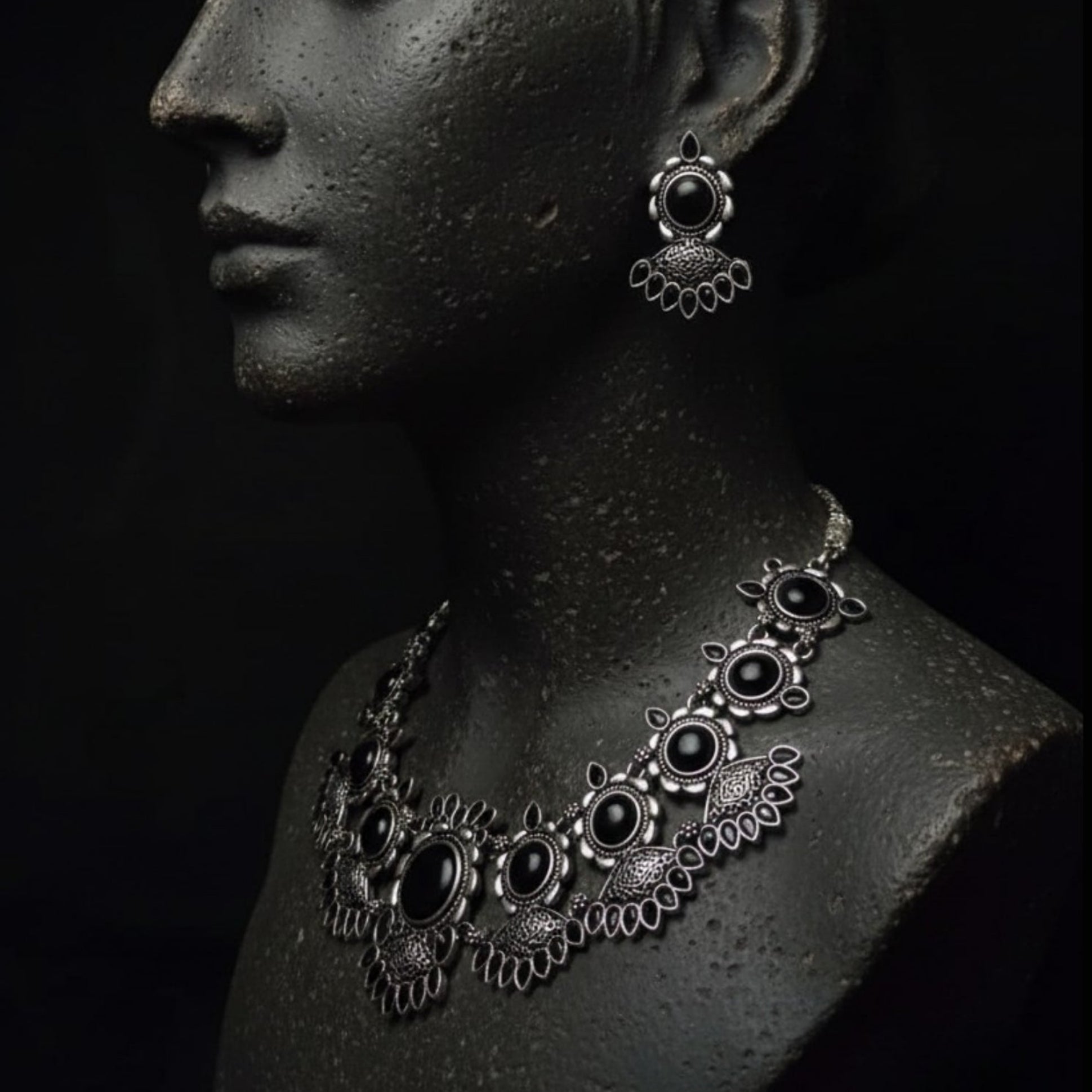 Saburi Noir Necklace 